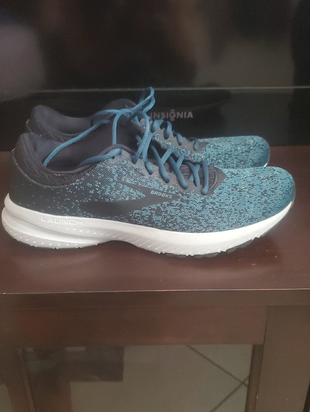 Brooks launch 6. Running Shoes in Teal and white.